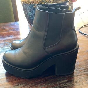 Steve Madden Greta platform boots in black, size 7